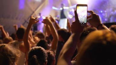 轮廓手记录视频音乐音乐会流行音乐音乐会灯烟很多人公共音乐会票务事件